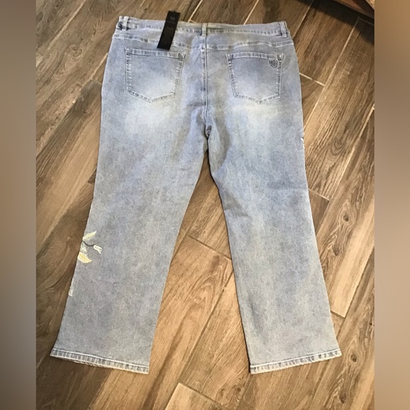 NWT! Lee Light Blue Straight-Leg Jeans with Floral Embroidery - Picture 3 of 5